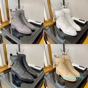 2023 Designer luksusowe czyste kolory buty damskie 100% skórzana impreza zewnętrzna oddychająca litera metalowy pasek łańcuchowy but Ladys moda butów na środkowym obcasie