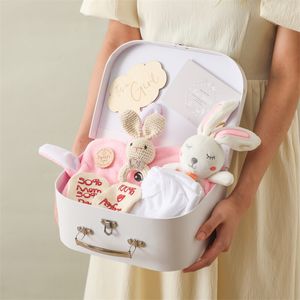 Gift Sets Selimut katun dua sisi untuk bayi kartu tonggak baru lahir mainan kerincingan rajut kotak hadiah perlengkapan mandi properti fotografi Lahir 230907