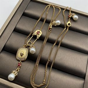 Nowe zaprojektowane czaszki wiszące karty wisiorki damskie naszyjnik damski vintage mosiężne perłowe naszyjniki projektant biżuterii 031236f