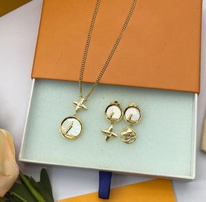 Fritillaria bianca Conchiglia nera Lettera Intarsio Ciondolo Oro Argento Collane a catena Orecchino a cerchio Donna Semplice dolce Designer di gioielli Celebrità femminile HLVS11 --0202