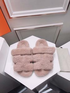 Wełniany skórzany projektant sandałowy dla kobiet tworzy prosty i gładki wygodny, swobodny wygląd z zamszowym topem i płaskim dnem, który jest wszechstronny do użytku domowego