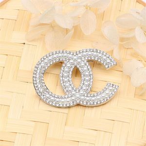 Hela lyxvarumärkesdesigner Letter Pins Brosches Women 100style Crystal Pearl Rhinestone Cape Buckle Brooch Suit Pin Wedding P2491