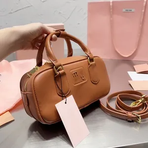 Yüksek kaliteli tasarımcı çanta tote çanta omuz çantası kadın metal yazı logosu düz renk fermuar açık ve yakın yumuşak koyun deri omuz crossbody çanta çanta