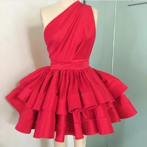 Modisches rotes Promi-Cocktailkleid. Schönes rotes One-Shoulder-Abiballkleid. Stilvolles, abgestuftes kurzes Ballkleid