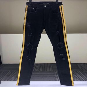 Jeans da uomo Ginocchia strappate Pantaloni slim a righe rosa con bordi dorati e rifiniti in argento Nero Alta qualità1992