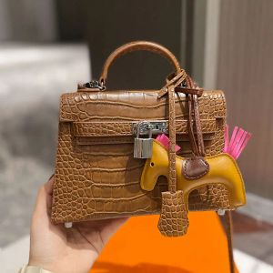 Ladies Handbag Alligator Shoulder Bag Flap Tote Bag Genuine Leather Hardware Lock Hasp Pendant Embossed Stamp Letters Wallets 240315