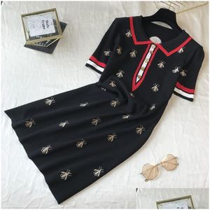 Grundläggande casual klänningar 2022 Spring Summer Knit Cartoon Embroidered Dress Woman Plus Size Svart knälängd Straight Female Drop Deli Dh45a