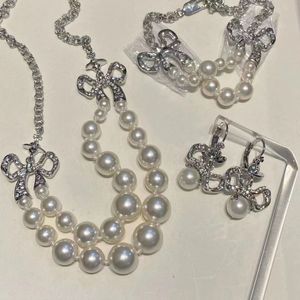 Doppellagiges, mit Perlen besetztes Diamant-Schleifen-Halsketten-Set mit französischem, leichtem, luxuriösem High-End-Armband-Ohrring-Set