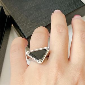 Kvinnors designers ringar Luxurys Womens Mens Silver Ring Triangle Brands Letter Ring For Lady Lovers Gift Designer Jewelry With Box 2286W