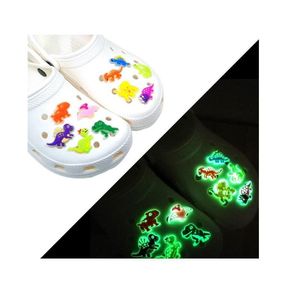 Parti di scarpe Accessori Ciondoli in PVC all'ingrosso Parte Decorazione Fibbia per zoccoli Bracciale Bracciale Bottoni Gomma morbida Illuminazione notturna Dhghr