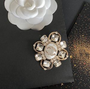 Marca de alta qualidade Desigenr Carta Broches Luxo Homens Mulheres Incrustadas Diamante Pérola Latão de Alta Qualidade 18K Banhado A Ouro Broche Terno de Casamento Laple Pin Presente de Natal