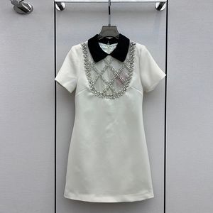 2023 Summer White Contrast Color Panel Panel Dress Kort ärm Lapel Neck Tulle Rhinestonekne-längd Längd Casual Dresses S3S01M032