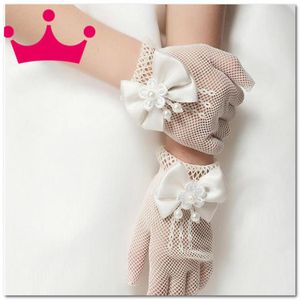 Süße Mädchen Spitze hohl weiße Handschuhe Boutique Kinder Hochzeit Prinzessin Accessoires Kinder Stereo -Perlen Blumen Bögen Fingerhandschuhe 2236