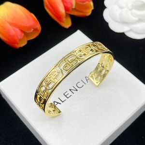 Bracciale Stud Bb premium senso design di nicchia lettera aperta giovane nuovo acciaio al titanio INS luce lusso delicato mezzo braccialetto orecchini gioielli firmati 2029 buono