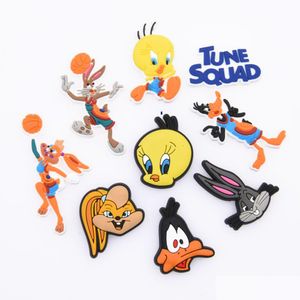 Athletic Outdoor 2021wholesale Cartoon Rabbit Movie Space Jam tema Täppa Charms Decoration Sandaler Tillbehör för barn Julklapp Otpju