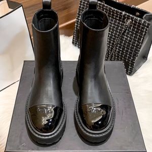 Luxuriöse berühmte Damen-Designer-Stiefel, Winter, echtes Leder, große Sohle, mittleres Fass, Martin-Stiefel, runde Zehen, Kontrastfarbe, dicke Sohle, Anti-Rutsch-Damenstiefel