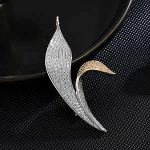 Pins Brooches SUYU Luxury Copper Micro Inlaid Cubic Zirconia Asymmetrical Two Color Leaf Brooch Coat Decorative Gift 230908