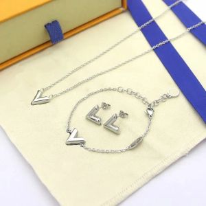 Classic Designer Pendant Charm Gold Love Necklace Ear Studs Fashion Jewelrys Wristband Plated Letter Simple Heart Luxury Pendants Gift
