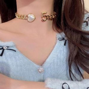 Modedesigner 18k guld dam choker halsband lyxiga smycken halsband elegant hjärtformade pärlhalsband kvinnor bröllop clavicle245v