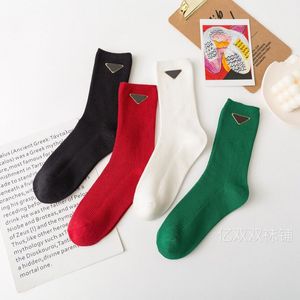 Herrkvinnor Socks Christmas Color Matching Triangle Letter Gold Label Brand Socks Medium Tube Luxury Designer Par Sport Basketball Bomullsstrumpor Fyra par