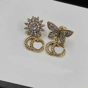 Eleganti orecchini asimmetrici di design a forma di farfalla Orecchini pendenti con lettere in oro 14 carati con diamanti, gioielli regalo da donna