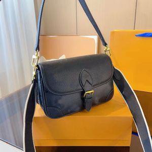 Moda tarzı omuz çantası koleksiyonu tasarımcı çantaları çapraz akşam yemeği boş zaman çantası kabartma ve baskı yastık çantası