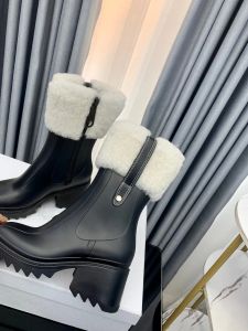 Scarpe firmate Stivali da donna Scarpe casual piatte in pelle da neve Morbido inverno caldo Pelle di pecora da ragazza Scarpe nere bianche Peluche Mezza caviglia Bootband Box Top Scarpe da fabbrica