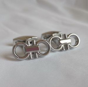 Luxurys Designers Brand Cuff Link High Quality Fashion Jewelry for Mens女性クラシックレターカフリンクシャツアクセサリー結婚式の絶妙なギフトカフリンク