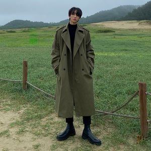 Trench da uomo Verde militare Giacca da uomo Cappotto autunnale Lungo sopra il ginocchio Versione coreana allentata del capo di tendenza della moda bello 230909