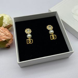 Brincos de designer de moda para mulheres brincos de pérola jóias letras de ouro brinco de argola caixa de diomond casamento orelha studs chd2309115 bertrams