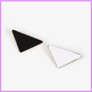 Spilla con lettera triangolare in metallo Nuove spille a triangolo per ragazza da donna Spilla da bavero Bianco Nero Accessori per gioielli di moda Designer G223270B