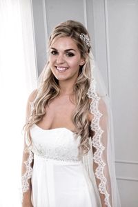 Brudslöjor V154 Kort med kamkammusslor Lace Trim Wedding Veil Fingertip Längd Tillbehör för Bride Floral French