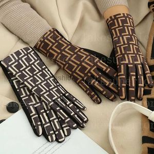 Högkvalitativa kvinnor modebrev fem fingrar handskar märke designer mjuka vinter varma bokstäver handskar gåva till kärlek flickvän