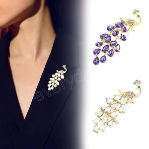 New Peacock Brooch For Women Crystal Collar Lapel Pins Rhinestone Animal Ladies Breast Pin Corsage Jewelry Gifts Ornament