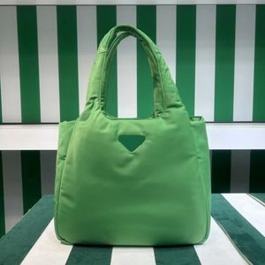 Top-Designer, große, gepolsterte Re-Nylon-Tragetaschen, schwarzer Stoff, zwei Griffe, Korbhandtasche, emailliertes Metall, Dreieck, Paillettenbesatz, Schultertasche, Winter-Einkaufstasche