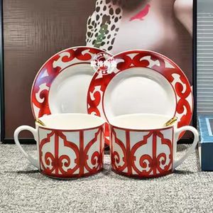 Set da tè e caffè Tazze da caffè e tè per la casa, tazza per coppia, set di tazze e piatti da caffè di design europeo di lusso, confezione regalo di lusso cinese a luce retrò rossa