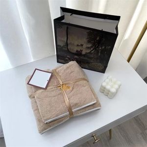 Tasarımcı Havlu Seti Modern Lüks Banyo Havlusu Banyo 2 PCS/ Set Mercan Velvet Pembe Mavi Kahverengi Emici Kadın Erkek Yıkama Yüz Havlusu Yumuşak S07