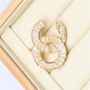 Tasarımcı Marka Mektupları Broşlar Pin Geometrik Lüks Kadınlar Cazibe Kristal Rhinestone İnci Pimleri Ünlü Düğün Partisi Jewerlry A294a