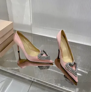 Mach Machen Pump Shoes Women 9.5cm High Heel Luxury Designer Dress Shoe Satin Heart Shape Shape Rhinestone Disping Bowknot مدبب أصابع أحذية الزفاف الكلاسيكية للحفلات