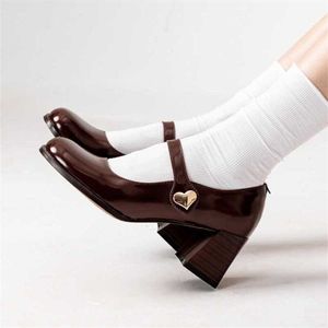 Sandalet Kadınlar Mary Jane Ayakkabı Kare Toe Pompalar Tıknaz Orta Topuklu Elbise Kalp Kayışı Zarif Kadın Tasarımcı Bahar 230417