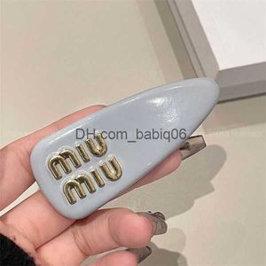 Hair Clips Barrettes Miu Hair Clip 2023 Early Spring New Catwalk Style Candy Color Bread Clip Letter Temperament Side Clip Spring Clip 8786