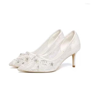 Sapatos de vestido primavera e verão pontiagudo laço strass baixo salto noiva casamento fino alto banquete grande único sapato feminino