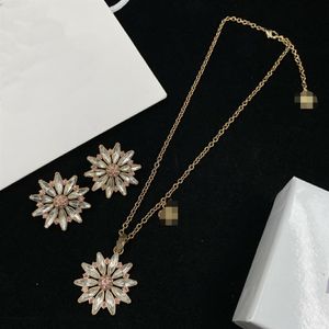 Ny modekristallblomma krysantemum halsband örhänge hårnål sätter banshee medusa huvud mässing damer designer smycken gåvor ms1256p