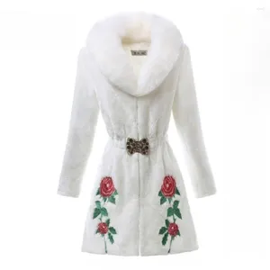 女性用毛皮のコート中央の長さの韓国のスリムな模倣ミンクと首輪の花刺繍女性秋の冬の温かい大きさ