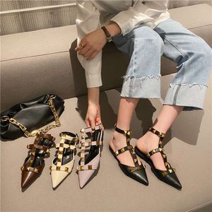 Valentine Flat Flat Best-kvalitet Bottom Sandaler Kvinndesigner Cheongsam Rivet Shoes Pointed Roman Shoes Womens Shoes Heel V356L