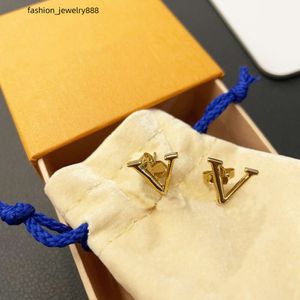 Tiny Letter V Studörhängen 14K Pläterade guldkvinnor örhängen smycken gåvor till vänner Memorial Day Engagementälskare bleknar inte