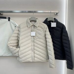 새로운 가을과 겨울 헤링본 패턴 다운 재킷은 반 하이 칼라 셔츠 스타일의 가볍고 얇은 디자인을 특징으로합니다.