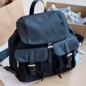 2021 unisex lyx svarta ryggsäckar designers nylonskolväskor elever back packar medelstora med triangel berömda handväskor stora336n