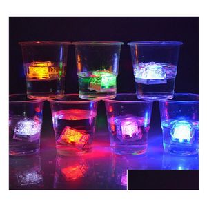 Decorazione per feste Cubi di ghiaccio a LED Bar Flash che cambia cubo di cristallo Illuminazione attivata dall'acqua 7 colori per matrimonio romantico Regalo di Natale Drop De Ot9Wv