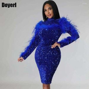 Abiti stile street Abiti casual Paillettes blu per le donne Party Glitter Feather Cena Abito da sera Midi Backless Bodycon Club Compleanno HKD230912